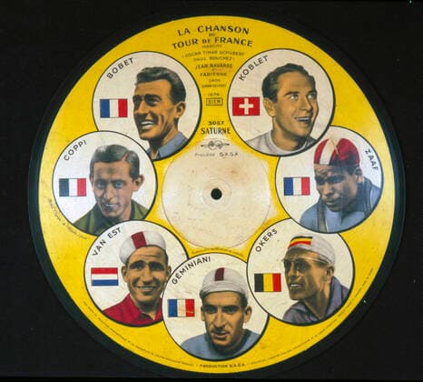 Cyclisme - Tour de France Disque illustre: La chanson du Tour de France . Face A: avec les sept champions des différentes equipes: - Louison Bobet, - Coppi, - Koblet, - Van. Est, - Geminiani - Ockers, - Zaaf. Credit: Collection Kharbine-Tapabor.