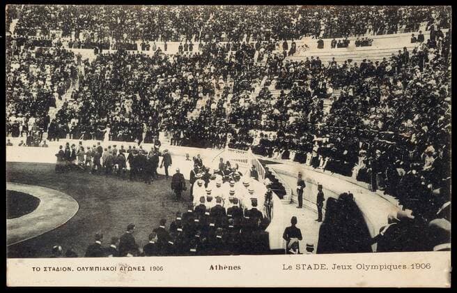 JEUX OLYMPIQUES 1906 Carte postale representant le stade d Athenes lors des Jeux Olympiques de 1906. Defile des equipes sportives. Jeux intercales celebrant les 10 ans de la creation des premiers jeux olympiques de l ere moderne. Credit : Collection IM Kharbine-Tapabor.