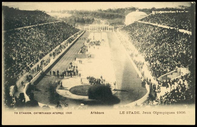 JEUX OLYMPIQUES 1906 Carte postale representant le stade d Athenes lors des jeux olympiques de 1906. Jeux intercales celebrant les 10 ans de la creation des premiers jeux olympiques de l ere moderne. Credit : Collection IM Kharbine-Tapabor.
