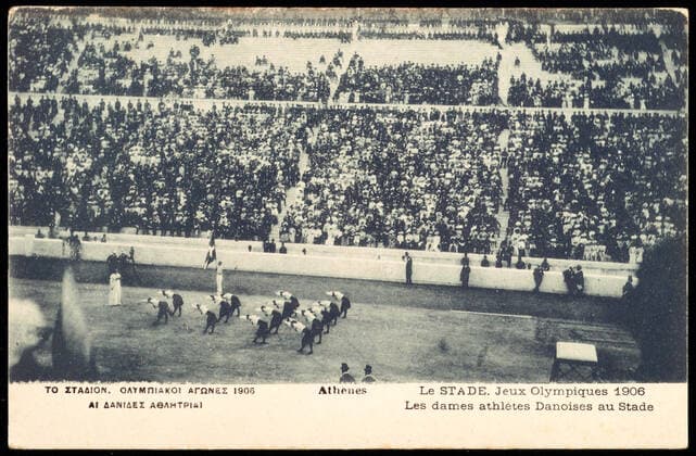JEUX OLYMPIQUES 1906 Les dames athletes danoises au stade d Athenes lors des jeux olympiques de 1906. Jeux intercales celebrant les 10 ans de la creation des premiers jeux olympiques de l ere moderne. Credit : Collection IM Kharbine-Tapabor.
