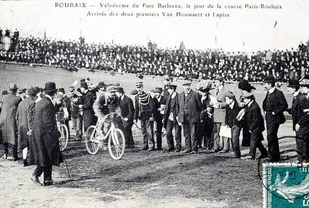 LAPIZE Velodrome du parc Barbieux , le jour de la course Paris - Roubaix ; arrivee des deux premiers Lapize et Van Houwaert. (Cyrille VAN HAUWAERT (1883-1974) coureur cycliste belge remporte la course Paris ROubaix en 1908, c est le premier champion cycliste belge) carte postale vers 1910. Credit: Cheuva KHARBINE-TAPABOR.