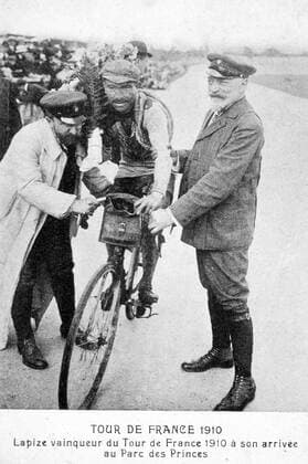LAPIZE Le sportif Octave Lapize , vainqueur du Tour de France en 1910 , a son arrivee au Parc des Princes. Credit: Cheuva KHARBINE-TAPABOR.