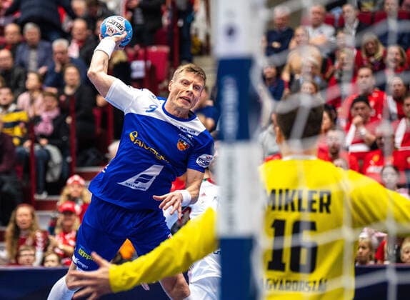 Sport Bilder des Tages 200115 Gudjon Valur Sigurdsson of Iceland against goalkeeper Roland Mikler of Hungary during the EHF European Handball Championship match between Iceland and Hungary on January 15, 2020 in Malmö. Photo: Petter Arvidson BILDBYRAN kod PA 92431 bbeng handball handball handboll handball-em 2020 european men?s handball championship 2020 em 2020 handbolls-em 2020 ehf euro 2020 island Iceland ungern hungary Copyright: PETTERxARVIDSON BB200115PA014