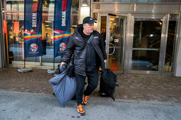 Handball EM, Abreise Nationalteam Dänemark Nikolaj Jacobsen. Haandboldherrelandsholdet forlader deres hotel Scandic St. Jörgen i Malmoe torsdag den 16. januar 2020.De danske haandboldherrer er ude af EM, som endte for dem onsdag efter tre kampe i det indledende gruppespil. , Copenhagen Denmark
