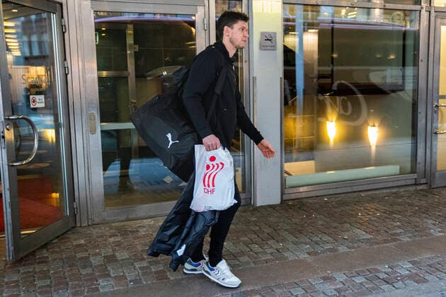 Handball EM, Abreise Nationalteam Dänemark Niklas Landin. Haandboldherrelandsholdet forlader deres hotel Scandic St. Jörgen i Malmoe torsdag den 16. januar 2020.De danske haandboldherrer er ude af EM, som endte for dem onsdag efter tre kampe i det indledende gruppespil. , Copenhagen Denmark