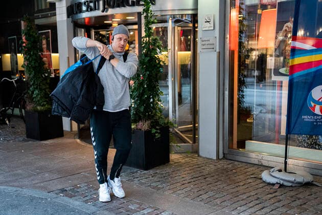 Handball EM, Abreise Nationalteam Dänemark Morten Olsen. Haandboldherrelandsholdet forlader deres hotel Scandic St. Jörgen i Malmoe torsdag den 16. januar 2020.De danske haandboldherrer er ude af EM, som endte for dem onsdag efter tre kampe i det indledende gruppespil. , Copenhagen Denmark Copyright: MartinxSylvestx cop105 spdk20200116-112154-L