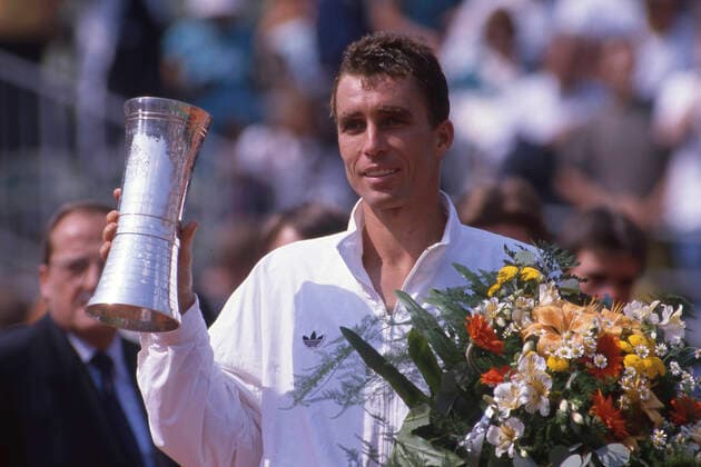 Ivan LENDL, CSSR, CZE, Tennisspieler, praesentiert den Siegerpokal, Siegerehrung, beim ATP, Tennis Herren Tennisturnier 1989 in Hamburg Rothenbaum, 1989. Â *** Ivan LENDL, CSSR, CZE, tennis player, presents the winners cup, award ceremony, at the ATP tennis tournament 1989 in Hamburg Rothenbaum, 1989 Â