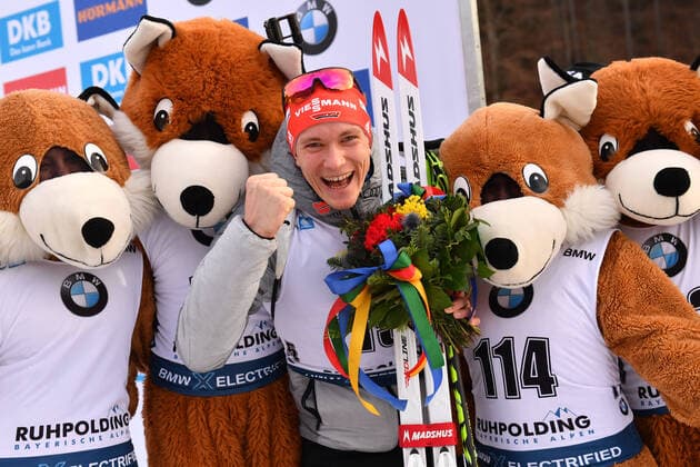 Bilder des Jahres 2020, Sport 01 Januar Sport Themen der Woche KW03 Sport Bilder des Tages Benedikt DOLL (GER), Jubel,Freude,Begeisterung mit den Maskottchen nach Platz 3, Siegerehrung 10 km Sprint der Maenner,Herren am 16.01.2020.. IBU Biathlon Weltcup 2020 in Ruhpolding,Saison 2019 20. *** Benedikt DOLL GER , cheering, joy, enthusiasm with the mascots after 3rd place, award ceremony 10 km sprint of men, men on 16 01 2020 IBU Biathlon World Cup 2020 in Ruhpolding, season 2019 20