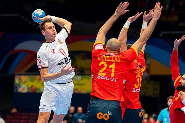 Handball, Maenner: EM 2020, Hauptrunde, Gruppe 1, Spanien - Tschechische Republik v.li. Stanislav Kasparek (Tschechien), Joan Canellas Reixach (Spanien), Gedeon Guardiola Villaplana (Spanien) Wien Stadthalle Wien Oesterreich
