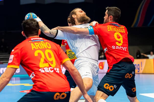 Handball, Maenner: EM 2020, Hauptrunde, Gruppe 1, Spanien - Tschechische Republik v.li. Aitor Arino Bengoechea (Spanien), Pavel Horak (Tschechien THW Kiel), Raul Entrerrios Rodriguez (Spanien) Wien Stadthalle Wien Oesterreich