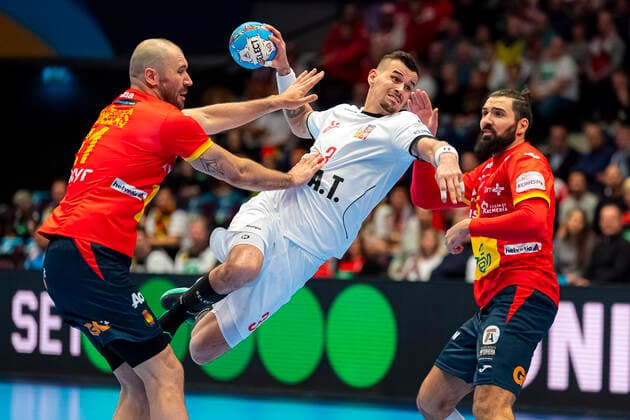 Handball, Maenner: EM 2020, Hauptrunde, Gruppe 1, Spanien - Tschechische Republik v.li. Joan Canellas Reixach (Spanien), Roman Becvar (Tschechien TuS N-Luebbecke), Jorge Maqueda Pena (Spanien) Wien Stadthalle Wien Oesterreich