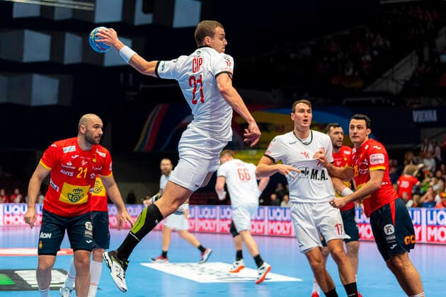 Handball, Maenner: EM 2020, Hauptrunde, Gruppe 1, Spanien - Tschechische Republik v.li. Joan Canellas Reixach (Spanien), Tomas Cip (Tschechien), Stanislav Kasparek (Tschechien), Aitor Arino Bengoechea (Spanien) Wien Stadthalle Wien Oesterreich