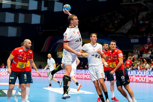Handball, Maenner: EM 2020, Hauptrunde, Gruppe 1, Spanien - Tschechische Republik v.li. Joan Canellas Reixach (Spanien), Tomas Cip (Tschechien), Stanislav Kasparek (Tschechien) Wien Stadthalle Wien Oesterreich