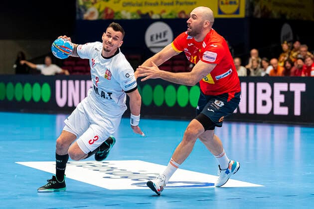 Handball, Maenner: EM 2020, Hauptrunde, Gruppe 1, Spanien - Tschechische Republik v.li. Roman Becvar (Tschechien TuS N-Luebbecke), Joan Canellas Reixach (Spanien) Wien Stadthalle Wien Oesterreich