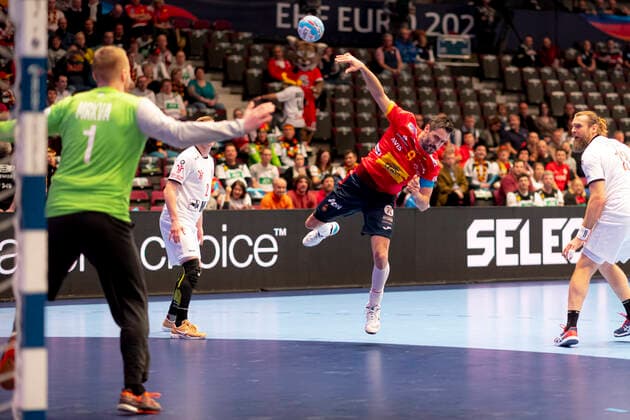 Raul Entrerrios Rodriguez (Nr. 9, Spanien) gegen Tomas Mrkva (Nr. 1, Tschechien). Spanien vs. Tschechien, Handball, Hauptrunde, EHF Euro 2020, 16.01.20 Wien Wien Oesterreich Copyright: xAgentur54Gradx xFelixxKoenigx