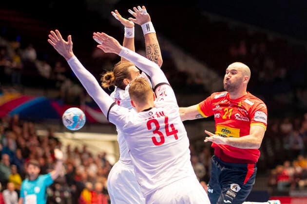 Joan Canellas Reixach (Nr. 21, Spanien) gegen Pavel Horak (Nr. 13, Tschechien) und Dominik Solak (Nr. 34, Tschechien). Spanien vs. Tschechien, Handball, Hauptrunde, EHF Euro 2020, 16.01.20 Wien Wien Oesterreich Copyright: xAgentur54Gradx xFelixxKoenigx