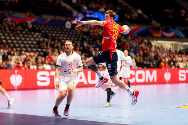 Viran Morros de Argila (Nr. 24, Spanien) gegen Pavel Horak (Nr. 13, Tschechien). Spanien vs. Tschechien, Handball, Hauptrunde, EHF Euro 2020, 16.01.20 Wien Wien Oesterreich Copyright: xAgentur54Gradx xFelixxKoenigx