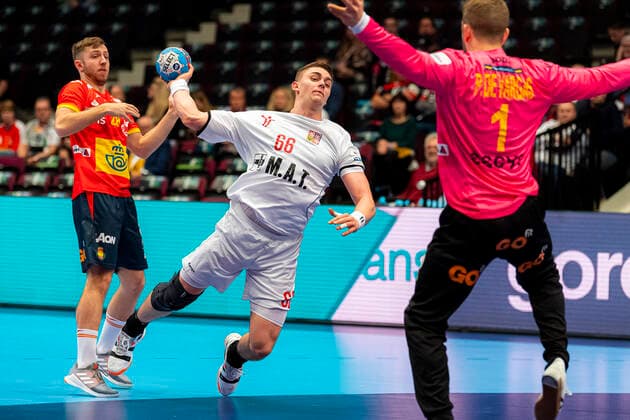 Handball, Maenner: EM 2020, Hauptrunde, Gruppe 1, Spanien - Tschechische Republik v.li. Aleix Gomez Abello (Spanien), Stepan Zeman (Tschechien HSC 2000 Coburg), Torhueter Gonzalo Perez de Vargas Moreno (Spanien) Wien Stadthalle Wien Oesterreich