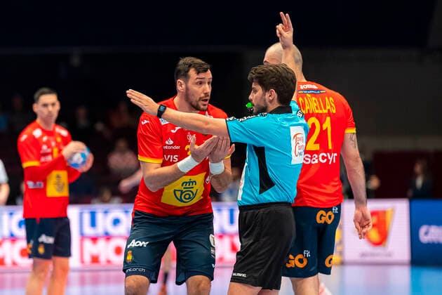 Handball, Maenner: EM 2020, Hauptrunde, Gruppe 1, Spanien - Tschechische Republik Gedeon Guardiola Villaplana (Spanien) erhält eine 2 Minutenstrafe Wien Stadthalle Wien Oesterreich