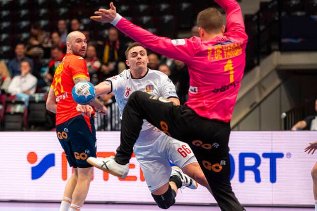 Handball, Maenner: EM 2020, Hauptrunde, Gruppe 1, Spanien - Tschechische Republik v.li. Joan Canellas Reixach (Spanien), Stepan Zeman (Tschechien HSC 2000 Coburg), Torhueter Gonzalo Perez de Vargas Moreno (Spanien) Wien Stadthalle Wien Oesterreich