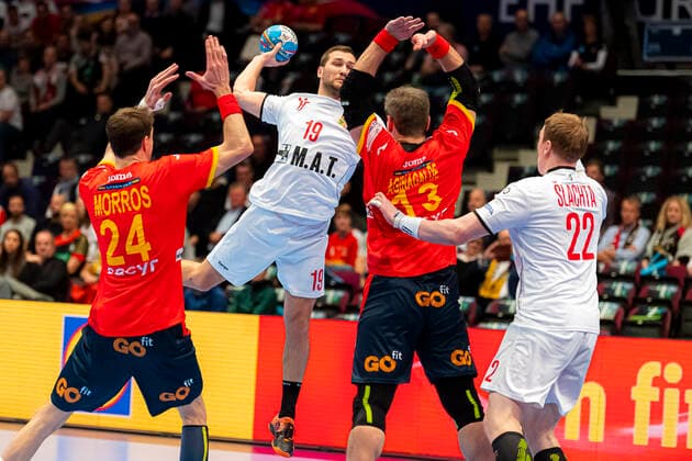 Handball, Maenner: EM 2020, Hauptrunde, Gruppe 1, Spanien - Tschechische Republik v.li. Viran Morros de Argila (Spanien), Tomas Babak (Tschechien Bergischer HC), Julen Aguinagalde Aquizu (Spanien), Petr Slachta (Tschechien EHV Aue) Wien Stadthalle Wien Oesterreich