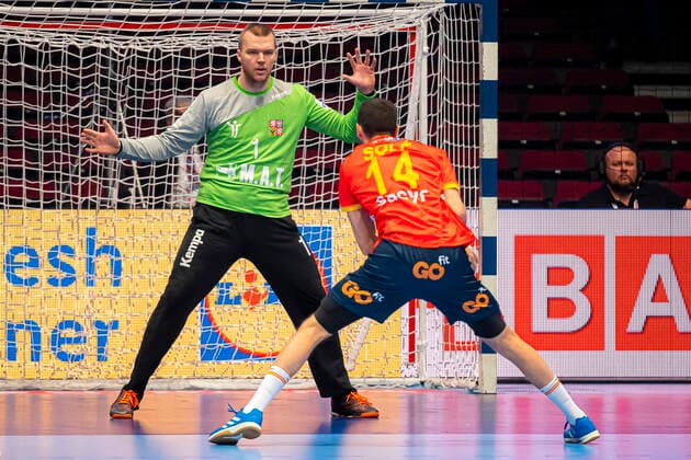Handball, Maenner: EM 2020, Hauptrunde, Gruppe 1, Spanien - Tschechische Republik Torhueter Tomas Mrkva (Tschechien Bergischer HC), Ferran Sole Sala (Spanien) Wien Stadthalle Wien Oesterreich