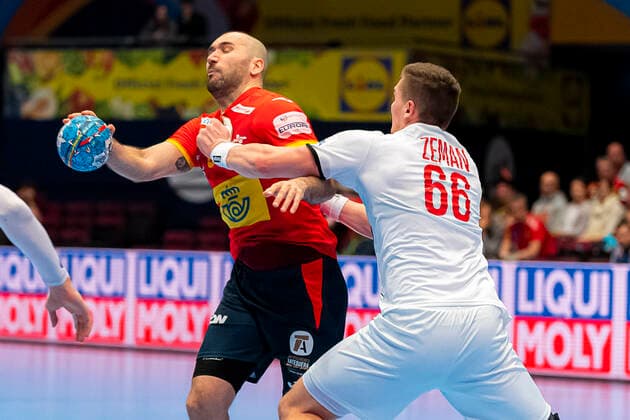 Handball, Maenner: EM 2020, Hauptrunde, Gruppe 1, Spanien - Tschechische Republik v. li. im Zweikampf Joan Canellas Reixach (Spanien) und Stepan Zeman (Tschechien HSC 2000 Coburg) Wien Stadthalle Wien Oesterreich