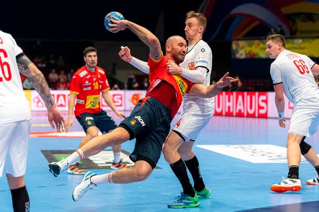 Handball, Maenner: EM 2020, Hauptrunde, Gruppe 1, Spanien - Tschechische Republik v. li. im Zweikampf Joan Canellas Reixach (Spanien) und Dominik Solak (Tschechien) Wien Stadthalle Wien Oesterreich