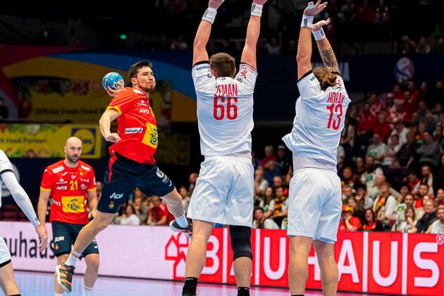 Handball, Maenner: EM 2020, Hauptrunde, Gruppe 1, Spanien - Tschechische Republik v.li. Alex Dujshebaev (Spanien), Stepan Zeman (Tschechien HSC 2000 Coburg), Pavel Horak (Tschechien THW Kiel) Wien Stadthalle Wien Oesterreich