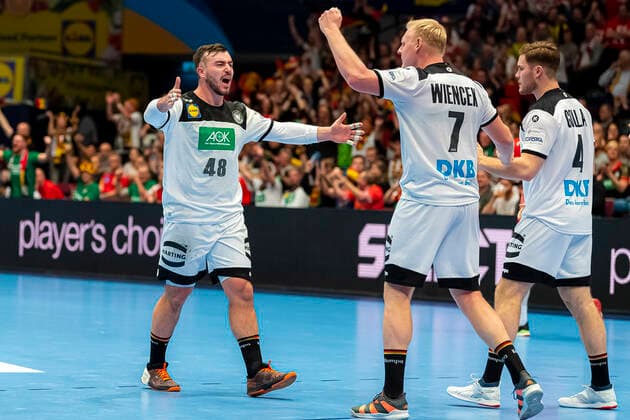 Handball, Maenner: EM 2020, Hauptrunde, Gruppe 1, Weißrussland - Deutschland Jannik Kohlbacher (Deutschland Rhein-Neckar Loewen), Patrick Wiencek (Deutschland THW Kiel) Jubel Freude Emotion Wien Stadthalle Wien Oesterreich