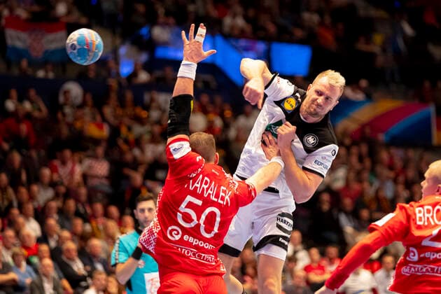 Julius Kuehn (Nr. 35, Deutschland) gegen Artsem Karalek (Nr. 50, Belarus). Belarus vs. Deutschland, Handball, Hauptrunde, EHF Euro 2020, 16.01.20 Wien Wien Oesterreich Copyright: xAgentur54Gradx xFelixxKoenigx