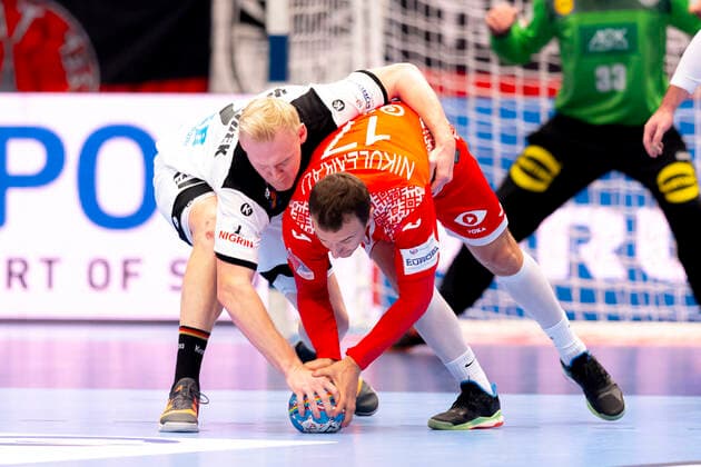 Sport Bilder des Tages Patrick Wiencek (Nr. 7, Deutschland) gegen Dzmitry Nikulenkau (Nr. 17, Belarus). Belarus vs. Deutschland, Handball, Hauptrunde, EHF Euro 2020, 16.01.20 Wien Wien Oesterreich Copyright: xAgentur54Gradx xFelixxKoenigx