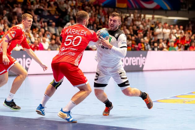 Jannik Kohlbacher (Nr. 48, Deutschland) gegen Artsem Karalek (Nr. 50, Belarus). Belarus vs. Deutschland, Handball, Hauptrunde, EHF Euro 2020, 16.01.20 Wien Wien Oesterreich Copyright: xAgentur54Gradx xFelixxKoenigx