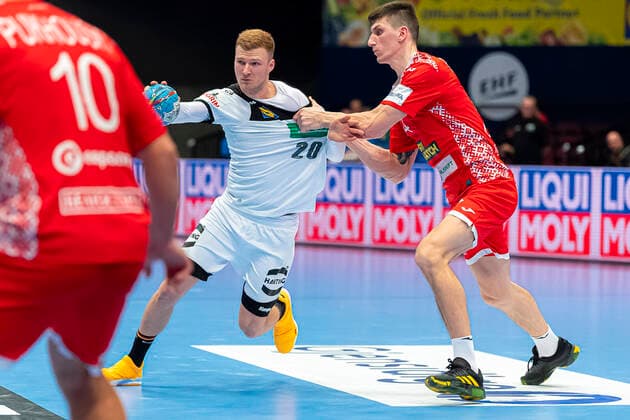 Handball, Maenner: EM 2020, Hauptrunde, Gruppe 1, Weißrussland - Deutschland v. li. im Zweikampf Philipp Weber (Deutschland SC DHfK Leipzig) und Viachaslau Bokhan (Weißrussland) Wien Stadthalle Wien Oesterreich