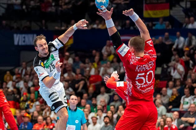 Handball, Maenner: EM 2020, Hauptrunde, Gruppe 1, Weißrussland - Deutschland v.li. Kai Häfner Haefner (Deutschland MT Melsungen), Artsem Karalek (Weißrussland) Wien Stadthalle Wien Oesterreich