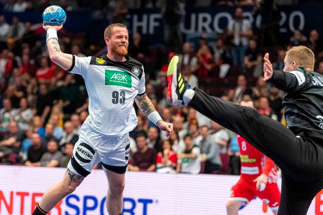 Handball, Maenner: EM 2020, Hauptrunde, Gruppe 1, Weißrussland - Deutschland Patrick Zieker (Deutschland TVB Stuttgart), Torhueter Ivan Matskevich (Weißrussland) Wien Stadthalle Wien Oesterreich