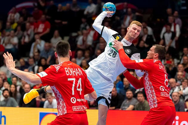 Handball, Maenner: EM 2020, Hauptrunde, Gruppe 1, Weißrussland - Deutschland Viachaslau Bokhan (Weißrussland), Philipp Weber (Deutschland SC DHfK Leipzig), Siarhei Shylovich (Weißrussland) Wien Stadthalle Wien Oesterreich