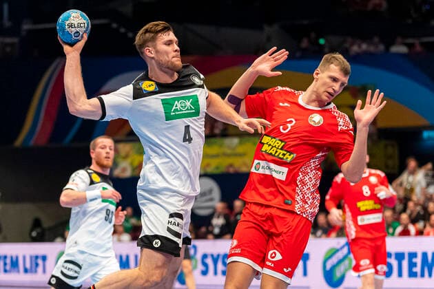 Handball, Maenner: EM 2020, Hauptrunde, Gruppe 1, Weißrussland - Deutschland v.li. Johannes Golla (Deutschland SG Flensburg), Uladzislau Kulesh (Weißrussland) Wien Stadthalle Wien Oesterreich