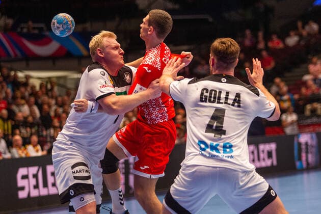 HANDBALL - EHF EURO 2020 VIENNA,AUSTRIA,16.JAN.20 - HANDBALL - EHF European Men s Handball Championship 2020, main round, BLR vs GER. Image shows Patrick Wiencek (GER), Aliaksandr Padshyvalau (BLR) and Johannes Golla (GER). GEPAxpictures xDavidxBitzan