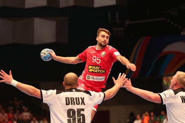 Deutschland - Weissrussland, EHF Euro 2020 Vadim Gayduchenko (Weissrussland 95), Paul Drux (Deutschland 95),, Wien Wien Oesterreich Eissporthalle