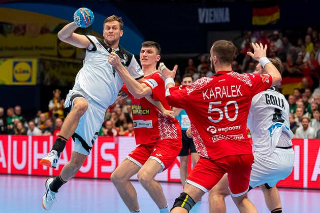 Handball, Maenner: EM 2020, Hauptrunde, Gruppe 1, Weißrussland - Deutschland v. li. im Zweikampf Fabian Böhm Boehm (Deutschland TSV Hannover) und Viachaslau Bokhan (Weißrussland) Wien Stadthalle Wien Oesterreich