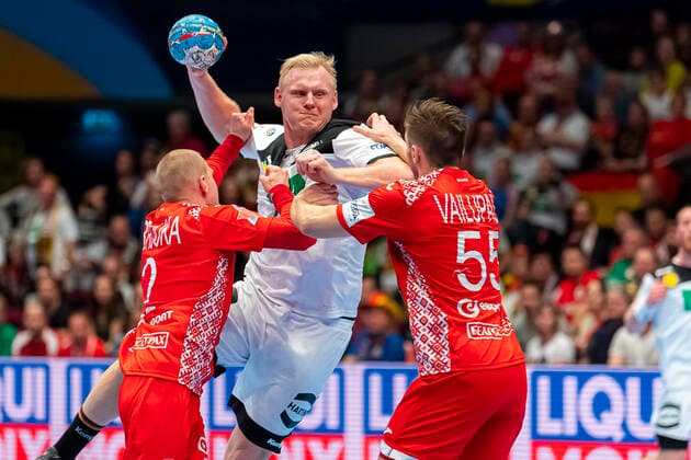 Handball, Maenner: EM 2020, Hauptrunde, Gruppe 1, Weißrussland - Deutschland v. li. im Zweikampf Ivan Brouka (Weißrussland) und Patrick Wiencek (Deutschland THW Kiel), Mikita Vailupau (Weißrussland) Wien Stadthalle Wien Oesterreich