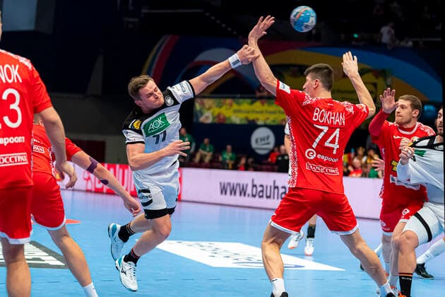 Handball, Maenner: EM 2020, Hauptrunde, Gruppe 1, Weißrussland - Deutschland David Schmidt (Deutschland TVB Stuttgart), Viachaslau Bokhan (Weißrussland) Wien Stadthalle Wien Oesterreich