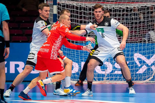 Handball, Maenner: EM 2020, Hauptrunde, Gruppe 1, Weißrussland - Deutschland v.li. David Schmidt (Deutschland TVB Stuttgart), Ivan Brouka (Weißrussland), Johannes Golla (Deutschland SG Flensburg) Wien Stadthalle Wien Oesterreich