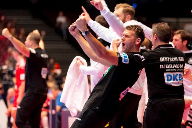 Sport Bilder des Tages Christian Prokop (Trainer, Deutschland) freut sich jubelt. Belarus vs. Deutschland, Handball, Hauptrunde, EHF Euro 2020, 16.01.20 Wien Wien Oesterreich Copyright: xAgentur54Gradx xFelixxKoenigx
