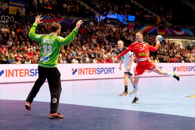 Maksim Baranau (Nr. 24, Belarus) gegen Andreas Wolff (Nr. 33, Deutschland). Belarus vs. Deutschland, Handball, Hauptrunde, EHF Euro 2020, 16.01.20 Wien Wien Oesterreich Copyright: xAgentur54Gradx xFelixxKoenigx