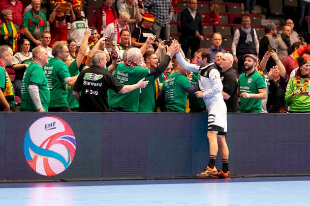 Uwe Gensheimer (Nr. 3, Deutschland) freut sich nach dem Spiel mit seinen Fans. Belarus vs. Deutschland, Handball, Hauptrunde, EHF Euro 2020, 16.01.20 Wien Wien Oesterreich Copyright: xAgentur54Gradx xFelixxKoenigx