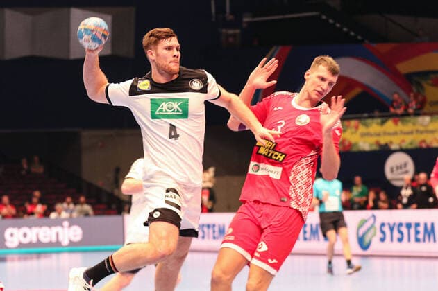 Deutschland - Weissrussland, EHF Euro 2020 Johannes Golla (Deutschland 4), Uladzislau Kulesh (Weissrussland 3)., Wien Wien Oesterreich Eissporthalle
