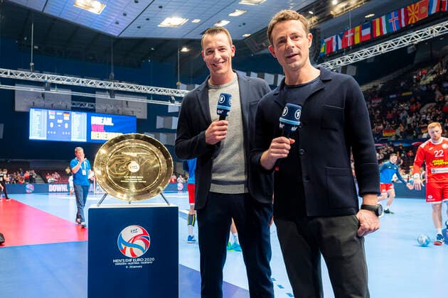 Handball, Maenner: EM 2020, Hauptrunde, Gruppe 1, Weißrussland - Deutschland ARD Experte Dominik Klein und ARD Moderator Alexander Bommes vor der Meisterschale Wien Stadthalle Wien Oesterreich