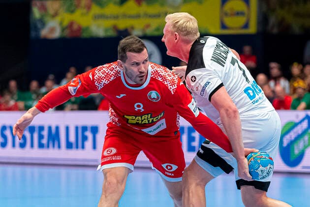 Handball, Maenner: EM 2020, Hauptrunde, Gruppe 1, Weißrussland - Deutschland v. li. im Zweikampf Siarhei Shylovich (Weißrussland) und Patrick Wiencek (Deutschland THW Kiel) Wien Stadthalle Wien Oesterreich